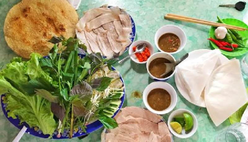5. Bánh tráng cuốn thịt heo bà Hường