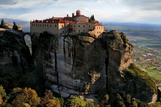 7. Tu viện Meteora tại Hy Lạp