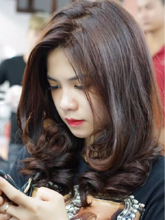 Tóc ngang vai uốn xoăn