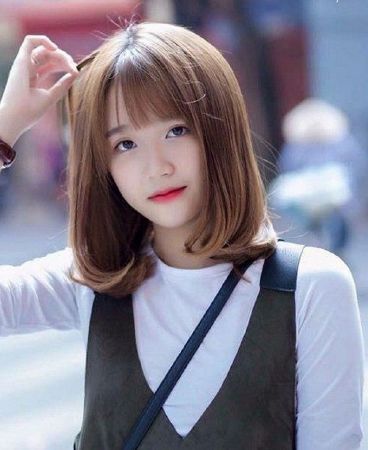 Tóc ngang vai uốn chữ C