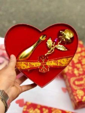Hoa Hồng Mạ Vàng - Quà 8.3 Độc Đáo Ý Nghĩa Và Hấp Dẫn
