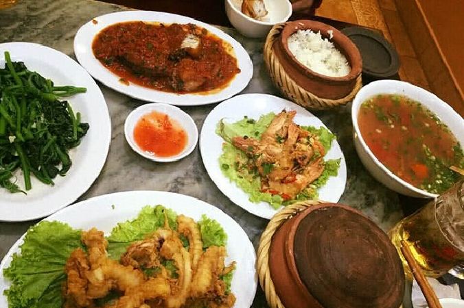 Quán cơm niêu Tố Uyên