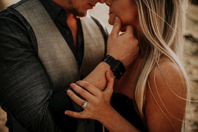 Chàng luôn cố tình đụng chạm đến cơ thể bạn ở nơi công cộng