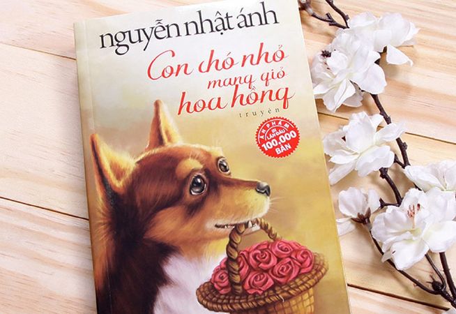 Con chó nhỏ mang giỏ hoa hồng