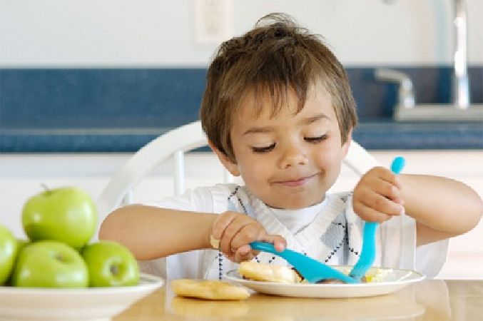 Bạn đừng bón cho bé, hãy để nó tự ăn.