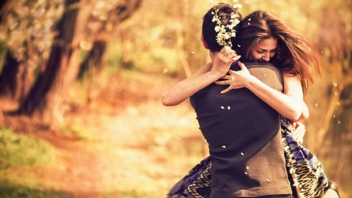 Bạn là người đầu tiên cô ấy muốn chia sẻ