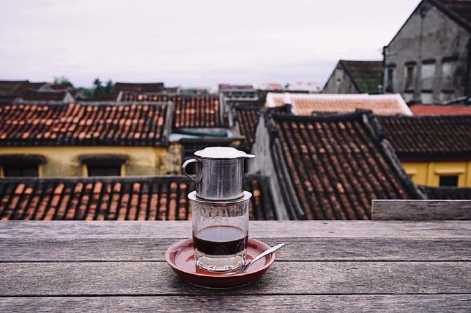 Ngồi uống cà phê trên cao, ngắm những mái nhà cũ ở Hội An