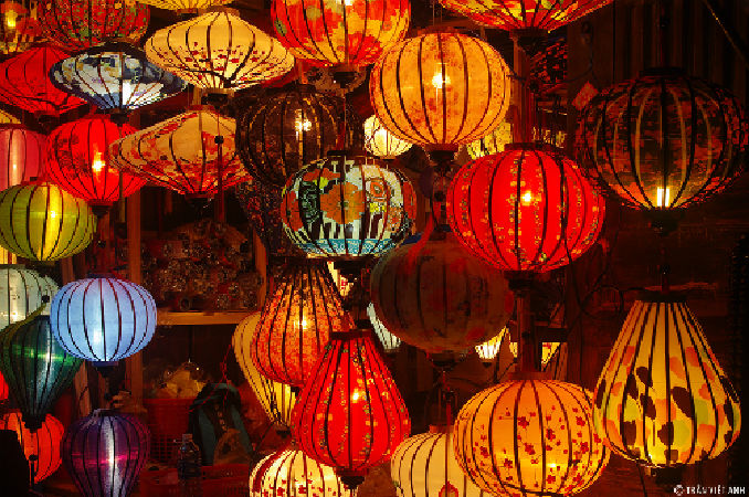 Đi dạo và mua một chiếc đèn lồng làm quà lưu niệm