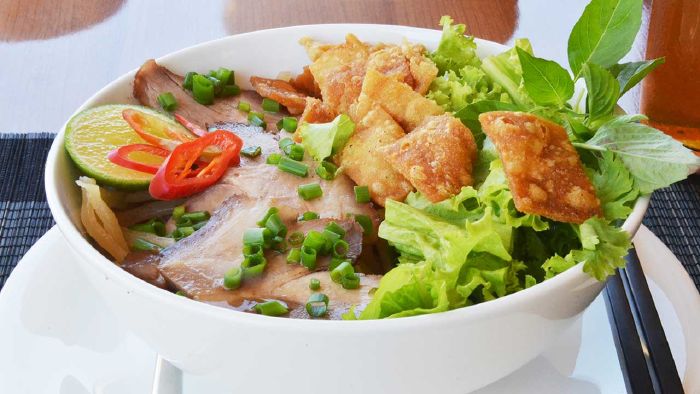 Thưởng thức món Cao Lầu