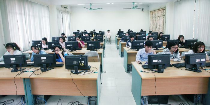Làm bài thi trắc nghiệm trên máy tính