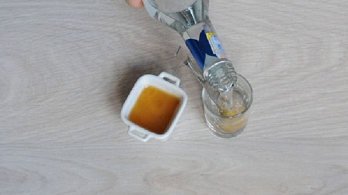 Cách nhận biết mật ong thật - Dùng giấm