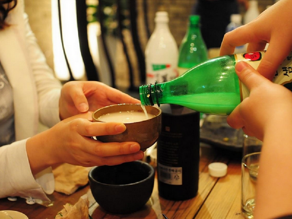 Không được rót đồ uống cho riêng mình