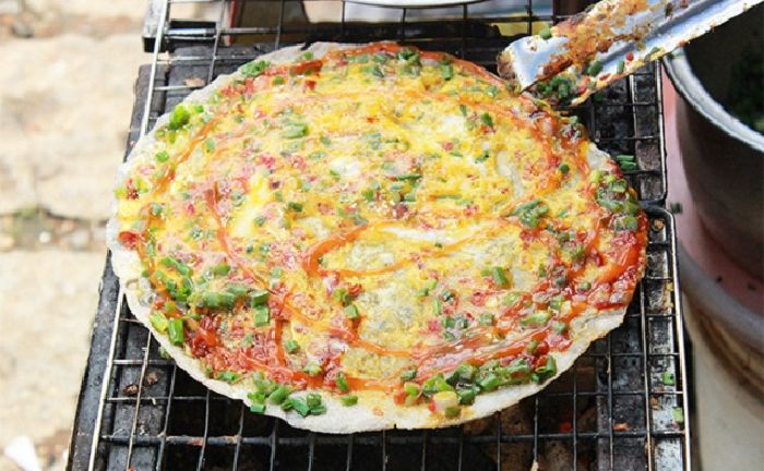 Phố bánh tráng nướng ở Cao Thắng