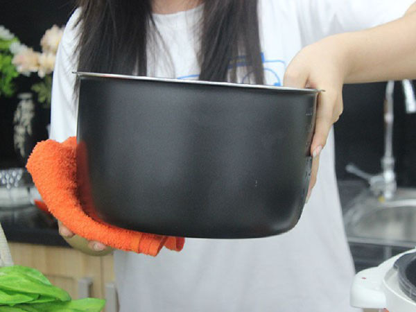 Lau khô lòng nồi trước khi nấu
