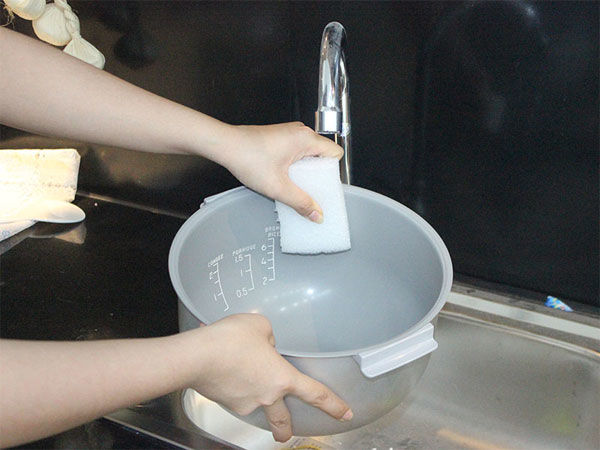 Chỉ vệ sinh lồng nồi khi nguội