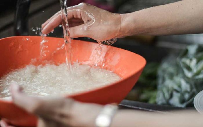 Không vo gạo trực tiếp trong nồi