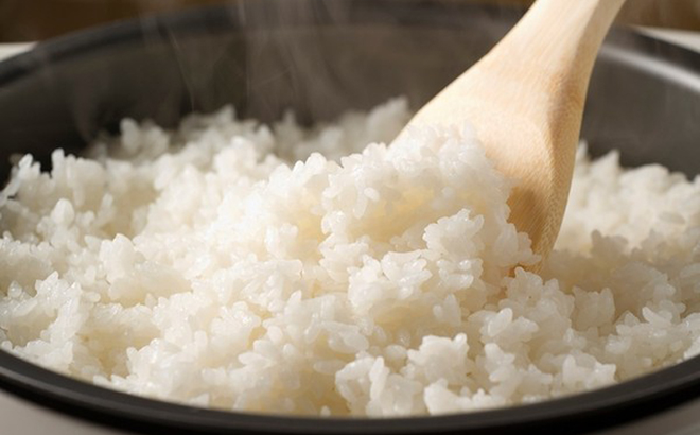 Không sử dụng các dục cụ bới cơm bằng kim loại