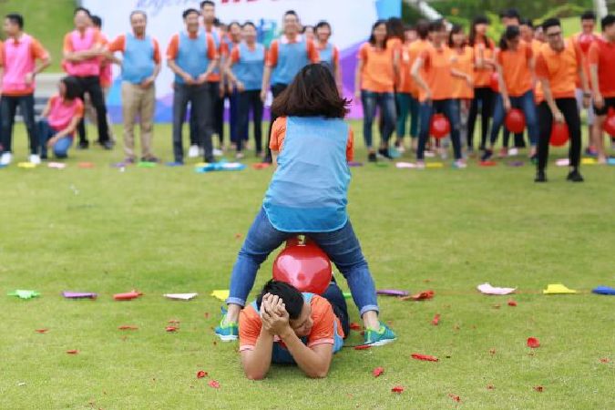 Đập bóng bằng mông