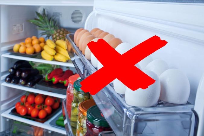 Để trứng ở cánh cửa tủ lạnh