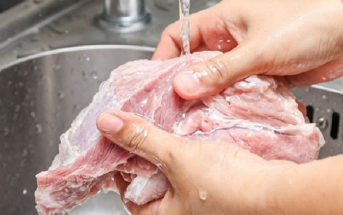 Không rửa thịt tươi trước khi đông đá
