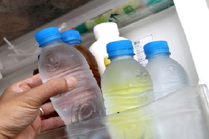 Tái sử dụng chai nhựa đựng nước trong tủ lạnh