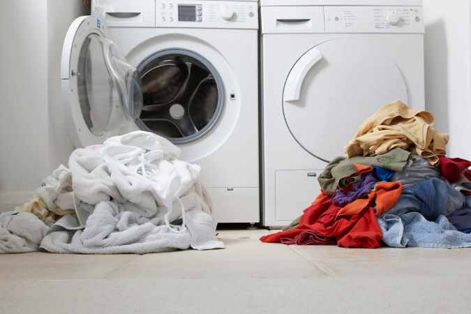 Phân loại và kiểm tra quần áo trước khi giặt