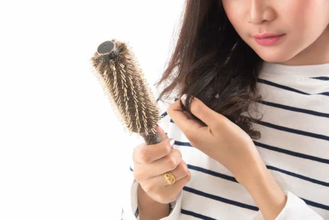 Chải tóc và vuốt tóc quá nhiều