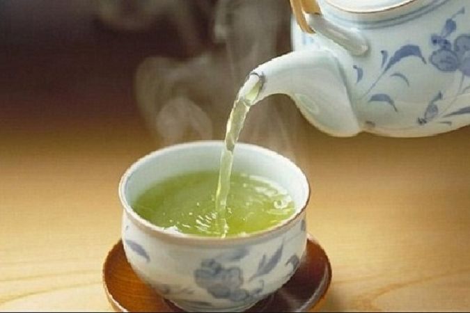 Uống trà trong khi làm việc