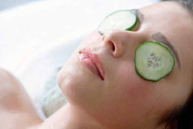 Dùng dưa chuột hoặc khoai tây
