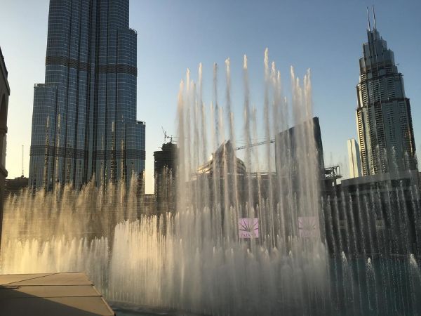 Hệ thống đài phun nước nằm trong hồ Burj tại Dubai