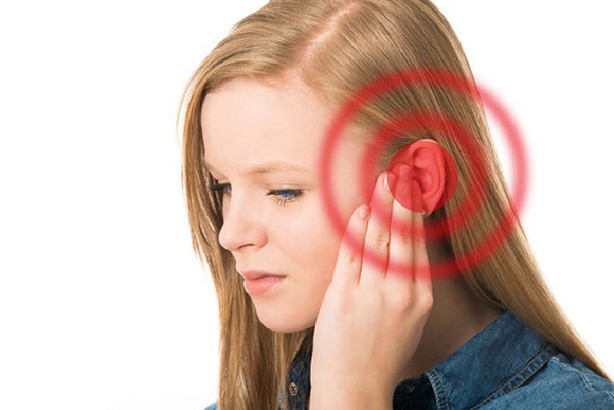 Thức khuya bị ù tai hoặc nghe không rõ