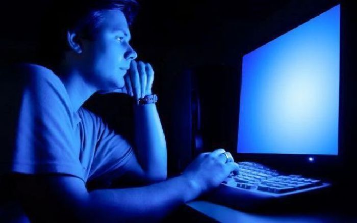 Sử dụng điện thoại, máy tính quá nhiều mà không thư giãn