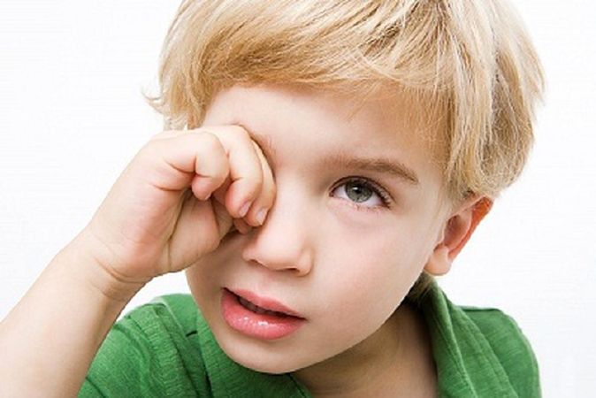 Dùng tay dụi mắt liên tục