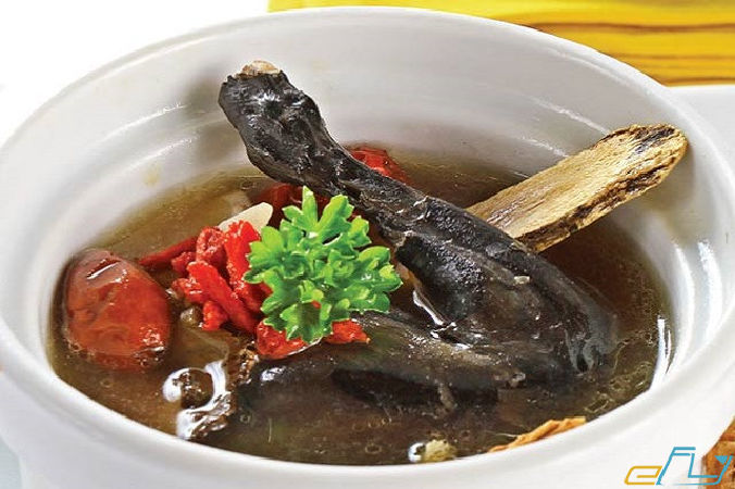 Gà đen hầm thuốc bắc