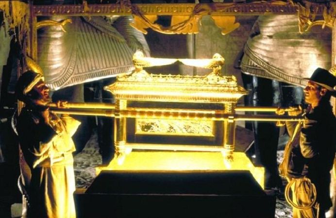 Chiếc rương thánh tích.