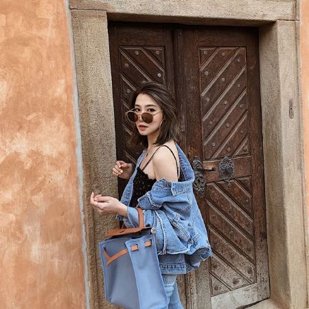 Áo thun/áo hai dây + denim jacket