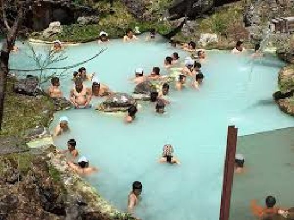 Quấn khăn trên đầu tại suối nước nóng Onsen