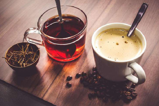 Uống trà hoặc cà phê