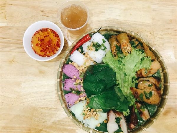 Bánh hỏi lá cẩm heo quay