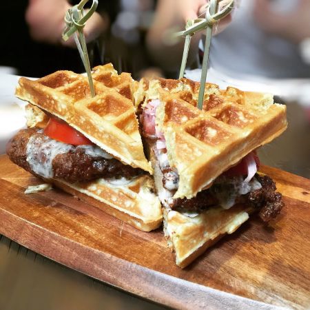 Bánh Waffle gà chiên giòn rụm