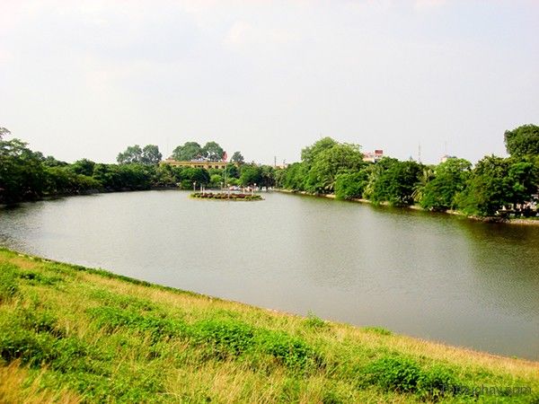 Hồ Bán Nguyệt
