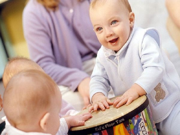 Để trẻ chạm vào mọi thứ