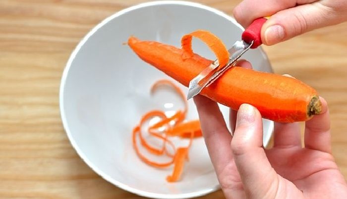 Gọt bỏ hết vỏ rau củ