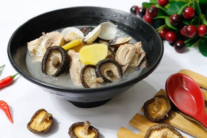 Ăn canh rau nấu cùng thịt gà