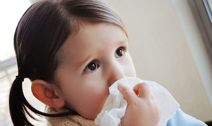 Vệ sinh mũi bằng nước muối sinh lý