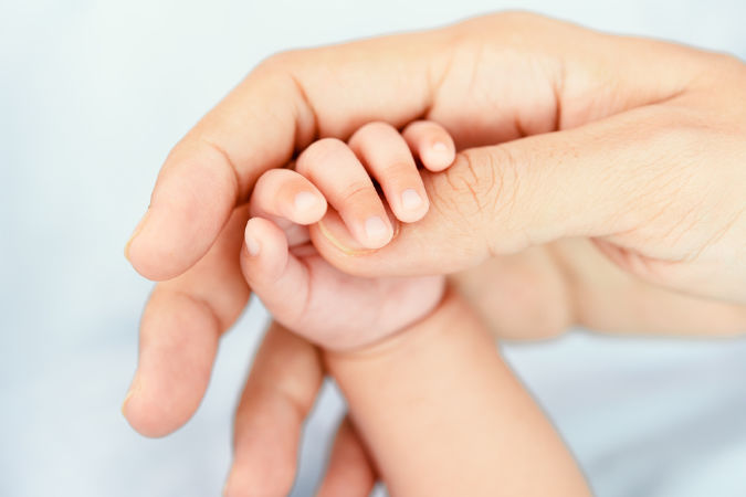 Trẻ sơ sinh có thể bám chắc như khỉ