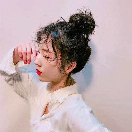 Búi tóc củ tỏi kiểu xoăn