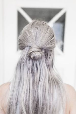 Búi tóc củ tỏi thả lỏng