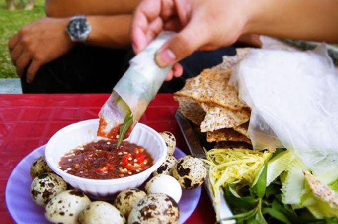 Bánh tráng chấm mắm ruốc