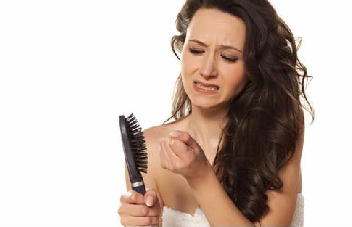 Rụng tóc do nhổ, giật tóc